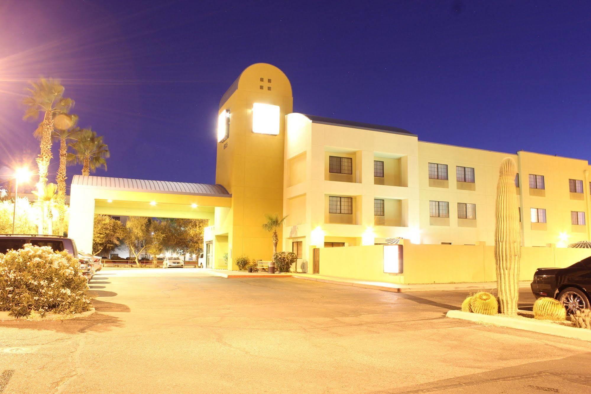 Spark By Hilton Tucson Airport Hotel Exterior photo